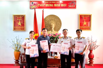 Trao tặng Báo Nhân Dân Xuân Quý Mão 2023 cho cán bộ, chiến sĩ Lữ đoàn 125 Hải quân.