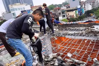 Quận Cầu Giấy cưỡng chế công trình vi phạm trật tự xây dựng. (Ảnh: Ngọc Anh)