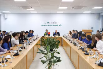 Phó Thủ tướng Liên bang Nga thăm và trao đổi với giảng viên, sinh viên Đại học Quốc gia Hà Nội tại Hòa Lạc.
