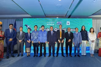 Các đại biểu tham dự sự kiện (từ trái qua phải: Ông Vivek Kumar, Tổng Giám đốc WWF-Singapore; ông Sorawong Thienthong, Bộ trưởng Du lịch và Thể thao Thái Lan; bà Darany Phommavongsa, Thứ trưởng Bộ Thông tin-Văn hóa và Du lịch Lào; ông Alvin Tan, Bộ trưởng Thương mại và Công nghiệp Singapore; ông Hồ An Phong, Thứ trưởng Bộ Văn hóa, Thể thao và Du lịch Việt Nam; ông Tiong King Sing, Bộ trưởng Du lịch, Nghệ thuật và Văn hóa Malaysia; ông Damien Pfirsch, Giám đốc Thương mại Agoda; ông Dato Dr. Abdul Manaf Metussin, Bộ trưởng Tài nguyên và Du lịch Brunei; ông Hout Hak, Bộ trưởng Du lịch Campuchia; bà Widiyanti Putri Wardhana, Bộ trưởng Du lịch Indonesia; bà Christina Garcia Frasco, Bộ trưởng Du lịch Philippines.