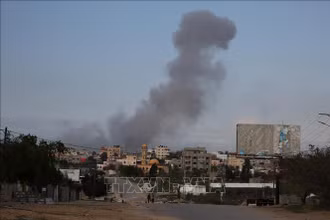 Khói bốc lên sau cuộc không kích của Israel xuống thành phố Khan Younis, Dải Gaza ngày 14/2/2024. (Ảnh: THX/TTXVN)