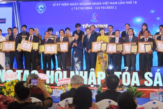 Các doanh nghiệp nhận chứng nhận doanh nghiệp tiêu biểu năm 2022.