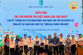 Đại diện các bộ, ban ngành nhận bản kiến nghị của trẻ em khiếm thị tại Diễn đàn.