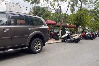 Hồ Đầm Tròn bị hàng loạt hàng quán lấn chiếm biến thành nơi để kinh doanh, các phương tiện đỗ tràn lan dưới lòng đường.