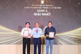 Lãnh đạo Nhà Xuất bản Giáo dục Việt Nam trao giải Nhất bảng A cho các cá nhân. 