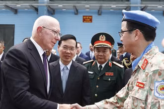 Chủ tịch nước Võ Văn Thưởng và Toàn quyền Australia David Hurley gặp gỡ các sĩ quan của Cục Gìn giữ hòa bình Việt Nam. (Ảnh: TTXVN) 