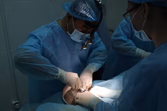 Thành phố Hồ Chí Minh: Tiêm filler trong khách sạn, cô gái bị áp xe to ở ngực