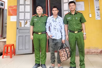 Anh Lý Nam Định (đứng giữa) nhận lại tài sản bị đánh rơi từ Công an xã Thượng Hà, huyện Bảo Yên, tỉnh Lào Cai. (Ảnh: QUỲNH TRANG)