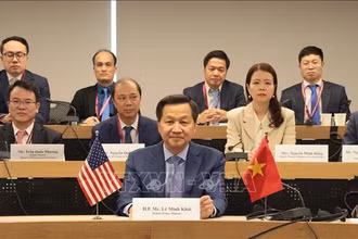 Phó Thủ tướng Chính phủ Lê Minh Khái trao đổi trực tuyến với Đại diện Thương mại Hoa Kỳ Katherine Tai. (Ảnh: Thanh Tuấn/TTXVN)
