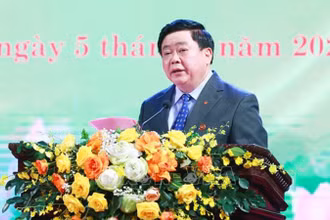 PGS. TS, Nhà văn Nguyễn Thế Kỷ, nguyên Ủy viên Trung ương Đảng, Chủ tịch Hội đồng Lý luận, phê bình văn học, nghệ thuật Trung ương đọc diễn văn. 