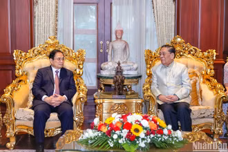 Thủ tướng Chính phủ Phạm Minh Chính thăm đồng chí nguyên Tổng Bí thư, Chủ tịch nước Lào Choummaly Saynhasone. (Ảnh: Nhật Bắc)