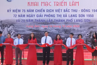 Lãnh đạo Ủy ban nhân dân tỉnh Lạng Sơn cùng các đại biểu cắt băng triển lãm chuyên đề: "Đường số 4 rực lửa".