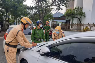 Công an thành phố Hà Tĩnh xử phạt các phương tiện dừng, đỗ sai quy định.