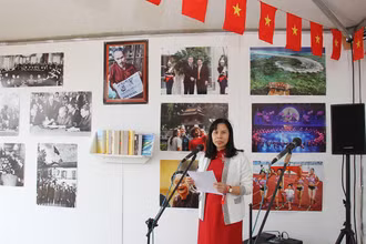 Ủy viên Ban Biên tập Nguyễn Thị Thu Hà phát biểu tại lễ khai trương.