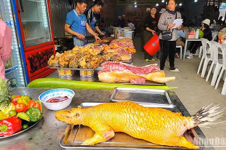 Thịt động vật đủ loại vẫn được bày bán khắp nơi tại chùa Hương, dù được các chủ quán giải thích là thú nuôi nhưng lại kèm lời “rỉ tai” sẵn sàng phục vụ “thịt rừng chuẩn”.
