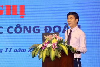 Đồng chí Ngọ Duy Hiểu, Phó Chủ tịch Tổng liên đoàn Lao động Việt Nam, Chủ tịch Công đoàn Viên chức Việt Nam phát biểu tại Hội nghị.