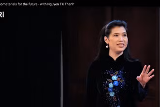 Giáo sư Nguyễn Thị Kim Thanh giảng bài trong chương trình thuyết giảng khoa học lâu đời và nổi tiếng thế giới Friday Evening Discourses (FED) của Viện Hoàng gia Vương quốc Anh (Ri). (Ảnh: TTXVN)