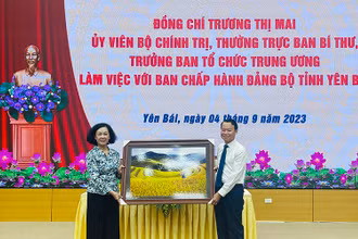 Đồng chí Trương Thị Mai nhận bức tranh Mùa vàng Mù Cang Chải do Tỉnh ủy Yên Bái tặng.