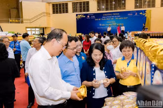 Phó Bí thư Thành ủy Thành phố Hồ Chí Minh Nguyễn Hồ Hải cùng Chủ tịch Mặt trận Tổ quốc Việt Nam Thành phố Hồ Chí Minh Trần Kim Yến tham quan gian hàng. 