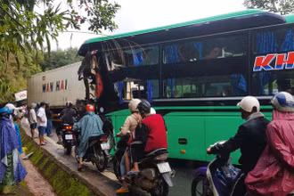 Vụ tai nạn gây ách tắc giao thông.