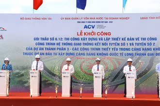 Các đại biểu thực hiện nghi thức khởi công gói thầu.
