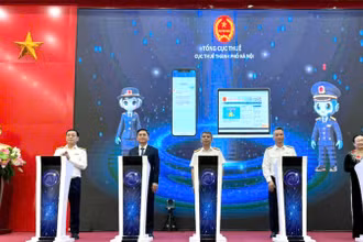 Các đại biểu bấm nút ra mắt ứng dụng “Trợ lý ảo hỗ trợ người nộp thuế”.