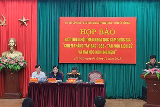 Đại diện các bộ, ban, ngành và tỉnh Yên Bái cung cấp thông tin về Hội thảo tại buổi họp báo.