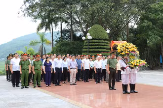 Các đại biểu dâng hoa tại Tượng đài Bảo vệ an ninh Tổ quốc.
