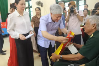 Đồng chí Đỗ Văn Chiến, Bí thư Trung ương Đảng, Chủ tịch Ủy ban Trung ương Mặt trận Tổ quốc Việt Nam thăm, tặng quà Trung tâm thương binh Duy Tiên. (Ảnh: Nguyễn Khánh)