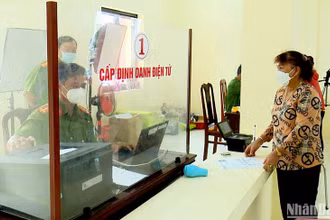 Công an tỉnh Sóc Trăng giải quyết thủ tục hành chính bằng thiết bị công nghệ cao.