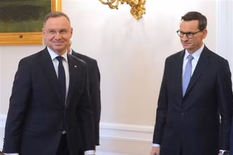 Tổng thống Ba Lan Andrzej Duda (trái) và Thủ tướng Mateusz Morawiecki tại Vácsava, ngày 24/10. (Ảnh: AFP/TTXVN)
