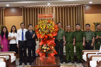 Bí thư Thành ủy Đà Nẵng Nguyễn Văn Quảng thăm, chúc mừng Công an Đà Nẵng nhân ngày truyền thống Cảnh sát nhân dân 20/7. 