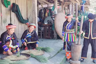 Người dân thôn Phiêng Phàng, xã Yến Dương trình diễn chế biến cốm.