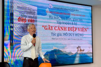 Tác giả Hồ Duy Hùng chia sẻ tại buổi ra mắt sách.