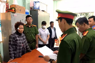 Đối tượng Thông Thị Định (áo khoác sọc) bị bắt tạm giam về hành vi “Lừa đảo chiếm đoạt tài sản”.