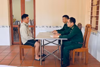 Bộ đội biên phòng Đồn Trà Cổ, Móng Cái lấy lời khai của đối tượng Phạm Văn Hợp.