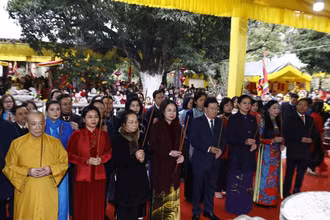 Quyền Chủ tịch nước Võ Thị Ánh Xuân và các đại biểu dâng hương tại Đền Hai Bà Trưng. (Ảnh: TTXVN)