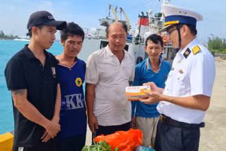 Bác sĩ quân y trên đảo Sinh Tồn hướng dẫn ngư dân sử dụng thuốc.