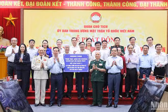 Chủ tịch nước Võ Văn Thưởng trao ủng hộ đợt 1 cho tỉnh Điện Biên. (Ảnh: HƯƠNG ĐIỆP)
