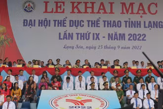 Các đồng chí lãnh đạo Tỉnh ủy, Hội đồng nhân dân, Ủy ban nhân dân tỉnh cùng các đại biểu tham dự Lễ khai mạc Đại hội Thể dục thể thao của tỉnh Lạng Sơn lần thứ 9. 