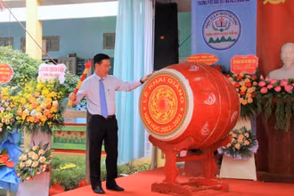 Đồng chí Võ Văn Thưởng đánh trống khai giảng năm học mới.