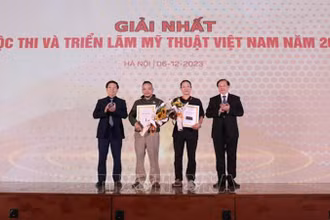 Phó Trưởng ban Tuyên giáo Trung ương Trần Thanh Lâm và Thứ trưởng Văn hóa, Thể thao và Du lịch Tạ Quang Đông trao giải Nhất cho các tác giả đạt giải. 