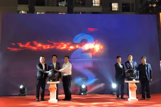Các đại biểu thực hiện nghi lễ khai mạc chương trình.