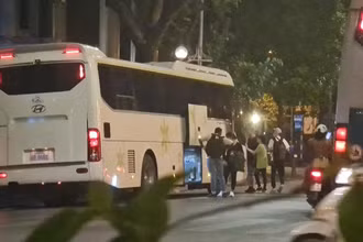 Xe khách mang biển Lào ngang nhiên đón khách trên các tuyến phố ở nội thành Hà Nội.