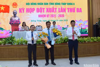 Phó Bí thư Thường trực Tỉnh ủy, Chủ tịch Hội đồng nhân dân tỉnh Đồng Tháp Phan Văn Thắng và Phó Bí thư Tỉnh ủy, Chủ tịch Ủy ban nhân dân tỉnh Phạm Thiện Nghĩa tặng hoa chúc mừng ông Nguyễn Phước Thiện. 