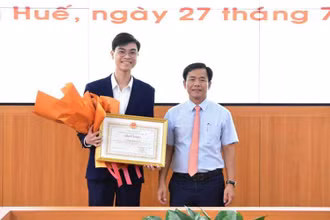 Chủ tịch Ủy ban nhân dân tỉnh Nguyễn Văn Phương trao Bằng khen tặng em Trương Văn Quốc Đạt - học sinh lớp 12 chuyên Sinh, Trường Trung học phổ thông chuyên Quốc Học đoạt Huy chương Bạc kỳ thi Olympic Sinh học Quốc tế năm 2022.