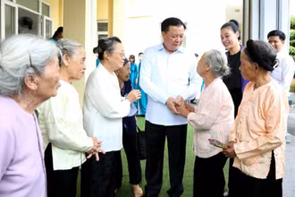 Bí thư Thành ủy Hà Nội Đinh Tiến Dũng trò chuyện với người có công tại Trung tâm Nuôi dưỡng và điều dưỡng người có công số 2 Hà Nội. (Ảnh: Duy Linh)