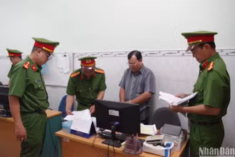 Cơ quan Cảnh sát điều tra Công an tỉnh Ninh Thuận thực hiện lệnh bắt tạm giam 4 tháng và khám xét nơi làm việc của bị can Dương Bá Thanh Dân, Trưởng Khoa dược, vật tư y tế thuộc Trung tâm Kiểm soát bệnh tật Ninh Thuận. (Ảnh: Công an tỉnh Ninh Thuận cung cấp)