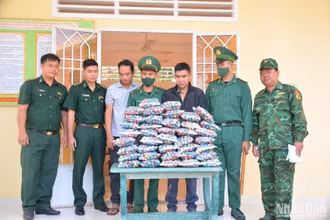 Tang vật pháo lậu và các đối tượng bị lực lượng Bộ đội Biên phòng bắt giữ.