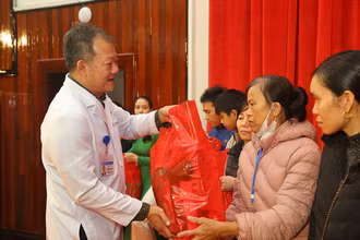 TS Dương Đức Hùng, Giám đốc Bệnh viện Hữu nghị Việt Đức trao quà cho người nhà người bệnh.
